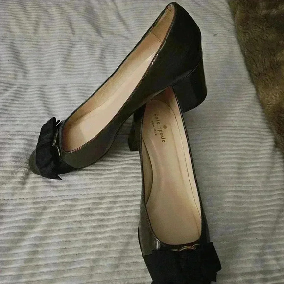 Kate Spade heels.  Olive Green Patent Leather w Black bows. Size 8.5 - Picture 11 of 14